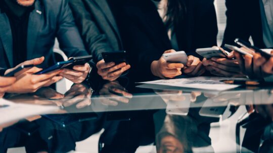 CRM mobile : définition, avantages et fonctionnalités, que retenir ?